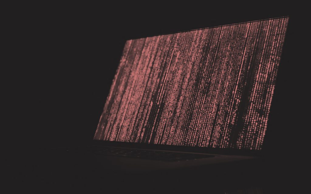Ecran d'ordinateur avec des lignes de code verticales